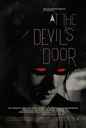 Будинок / Біля дверей диявола (2014)